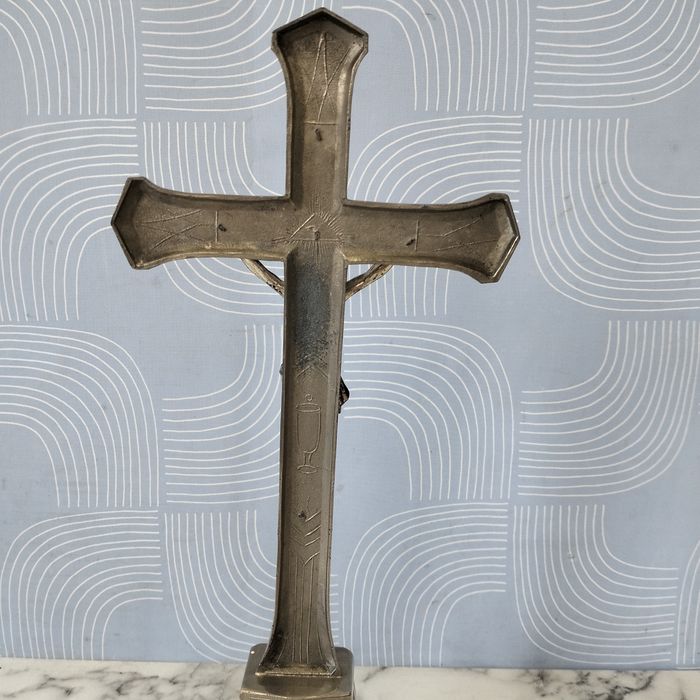 Stary krzyż Arma Christi plus świeczniki