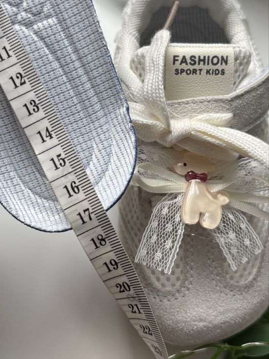 Buty sportowe dziewczęce r. 26, wkładka 17 cm