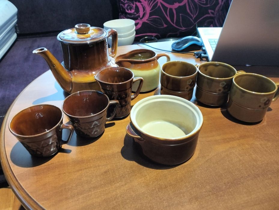 Kolekcja brązowej porcelany.