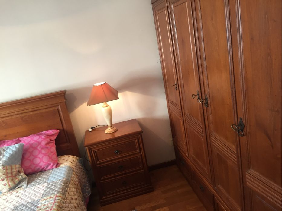 Quarto completo - madeira maciça (inclui cama de casal com colchão)