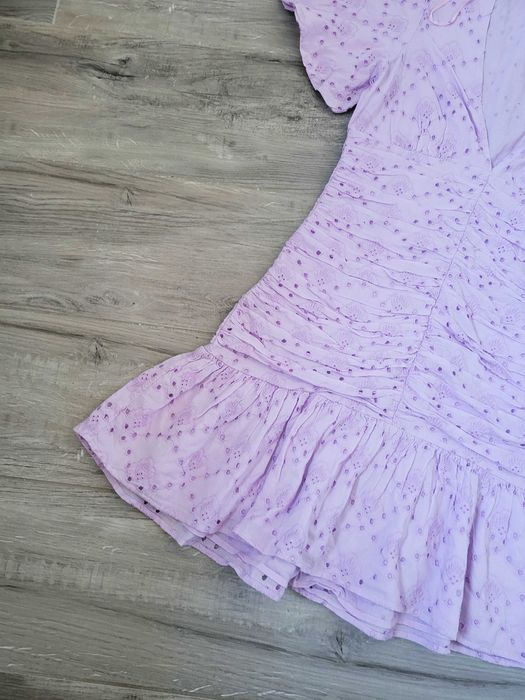 Liliowa ażurowa haftowana sukienka boho Zara dekolt V bufki drapowana
