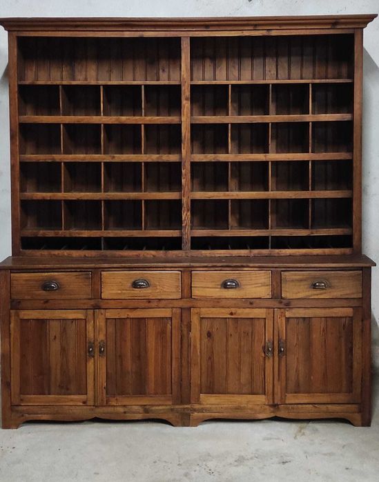 Móvel antigo de uma oficina, restaurado.