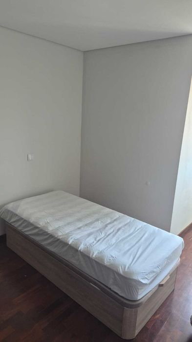 Cama de solteiro com arrumação (sommier rebatível)