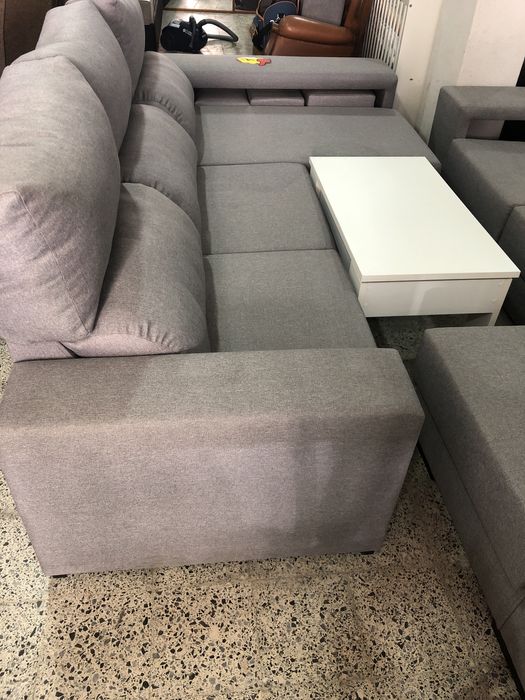 Sofa 3 luhares com bau de arrumação e 4 puffs