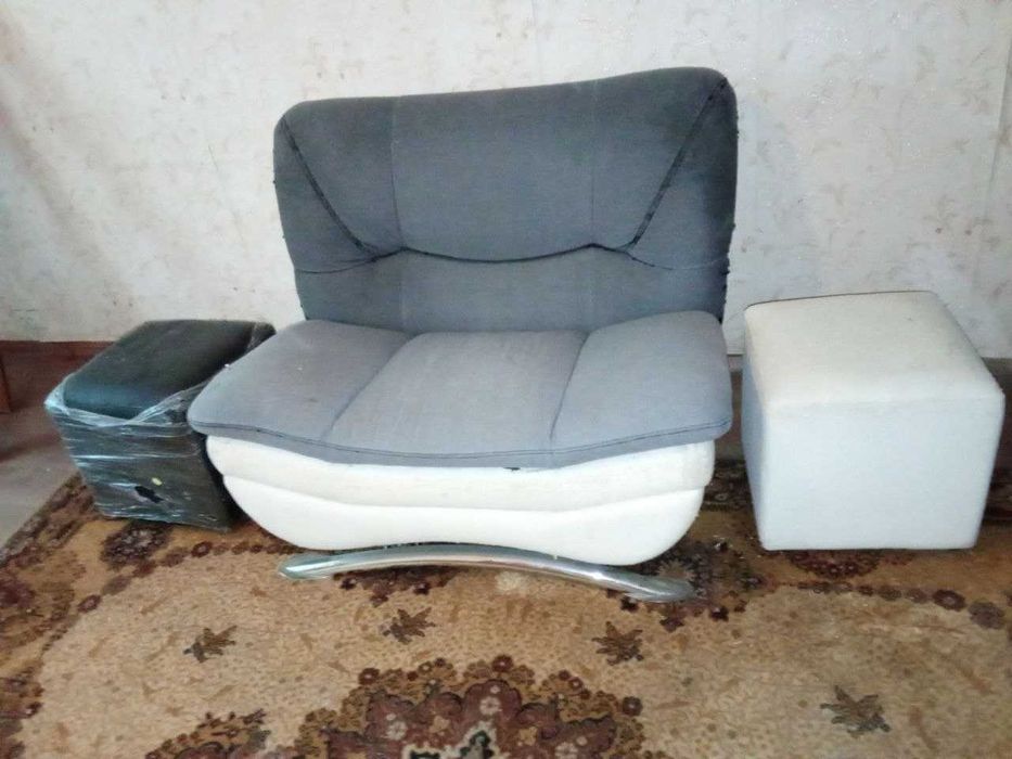 Продам кресло и 2 пуфа