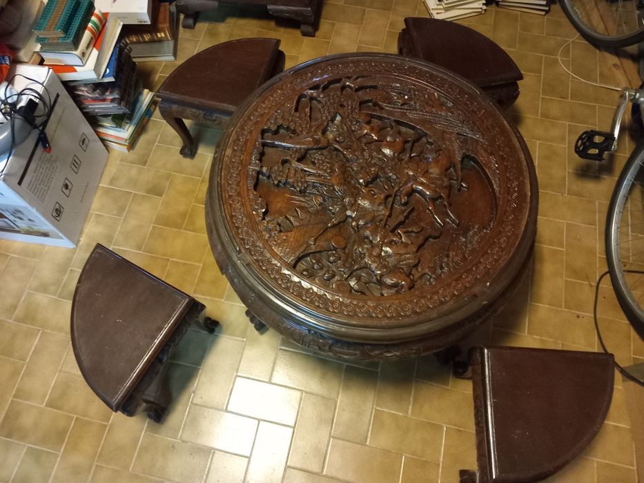 Mesa redonda em madeira teca com 4 bancos