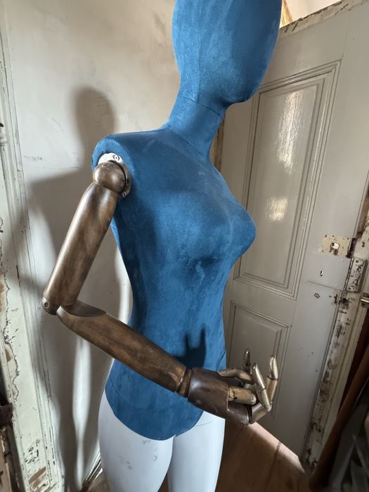 Manequim com braços madeira e base