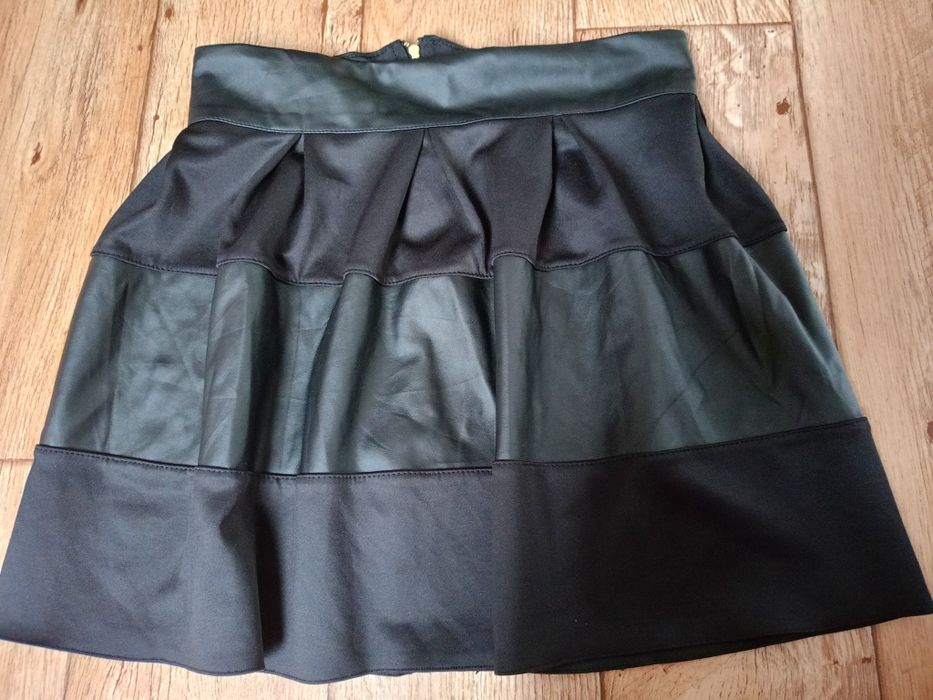 Spódnica mini czarna elementy ekoskóry suwak zakładki