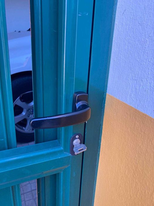 Portão em alumínio com fixo