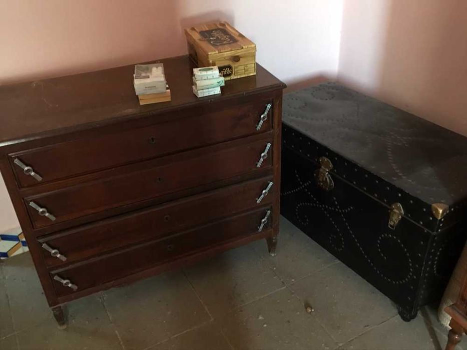 Cómoda antiga de madeira com 4 gavetões e Mala de arrumação