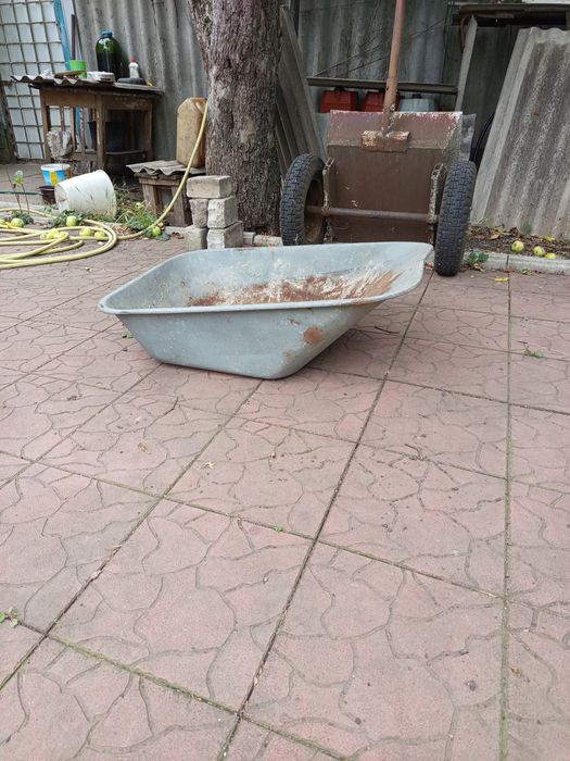 Тачка для господарства металева коліс з покришкою та камерою.