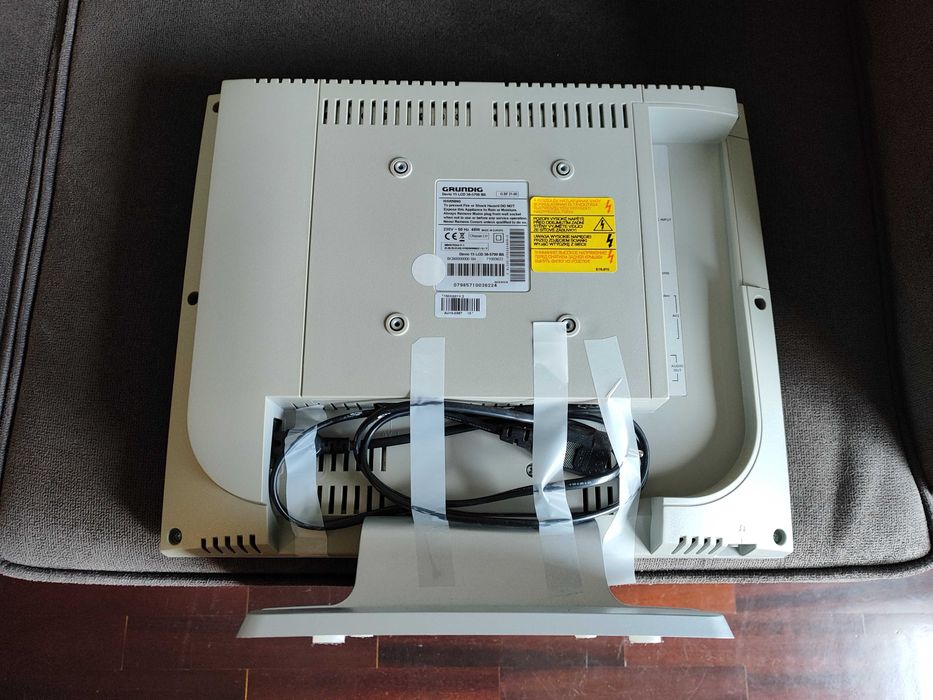 LCD TV Grundig Davio 15'' 38-5700 BS usado, mas em ótimo estado.