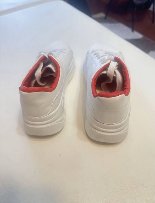 Нові кросівки білі