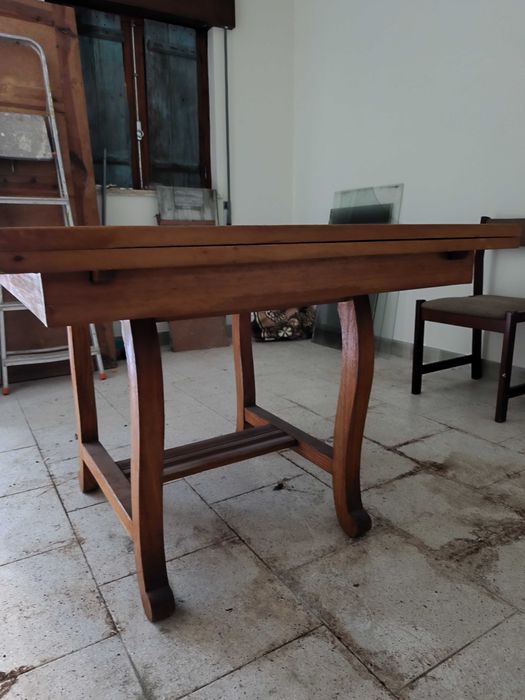 Mesa em madeira em bom estado