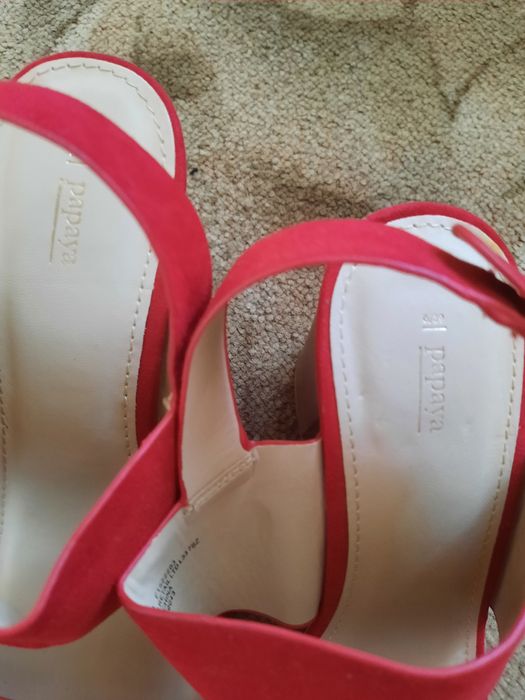 Босоніжки на каблуку