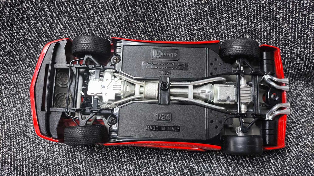 Модель Chevrolet Corvette 1997 масштаб 1:24 Bburago Italy