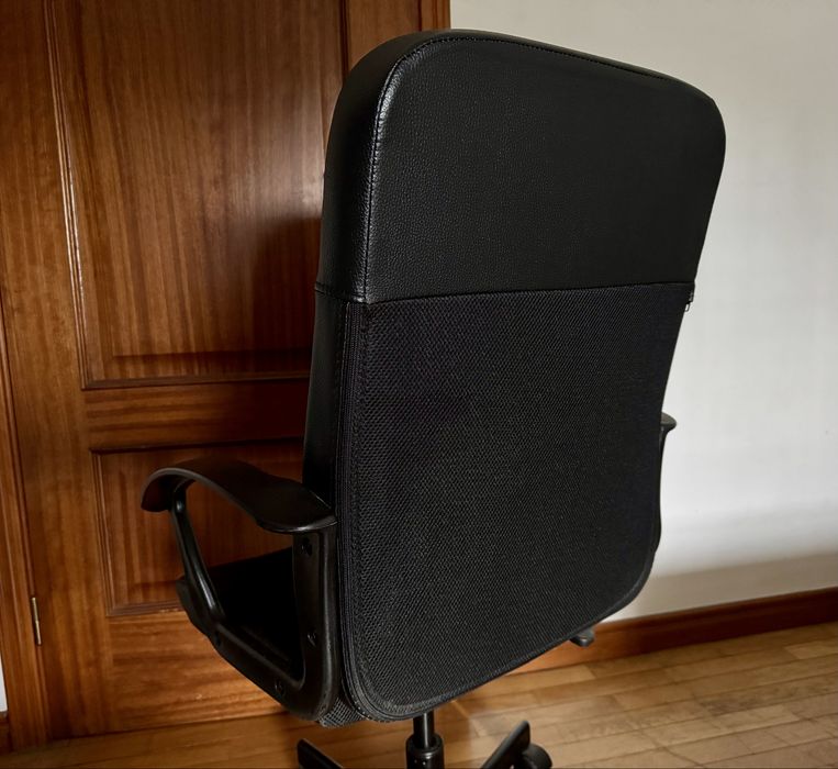 Cadeira de Escritorio Preta Regulavel