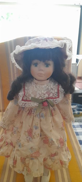 Boneca de loiça - 40 cm, vestido de flores