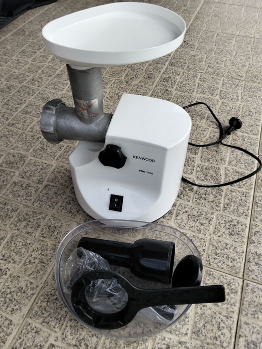 Picador de carne e máquina de fazer iogurtes
