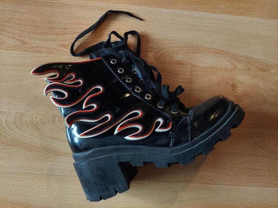 buty | półbuty | glany | płomienie | ognie | skrzydła | obcasy