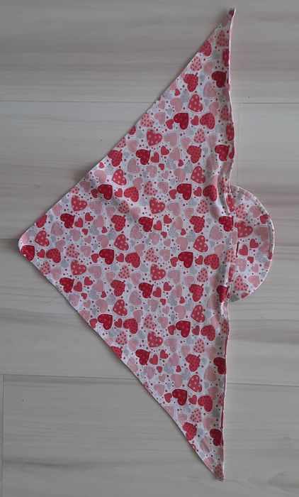 Chusta z daszkiem w Serduszka od 2 latek