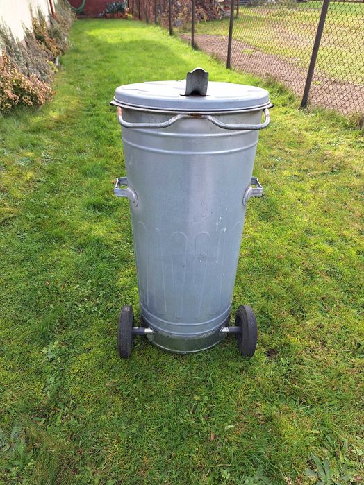 Pojemnik na żużel ocynk , na kółkach , używany sprzedam