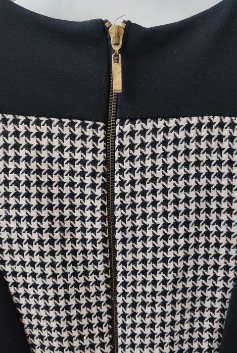 Sukienka czarna elegancka pepitka biuro złoty łańcuszek M