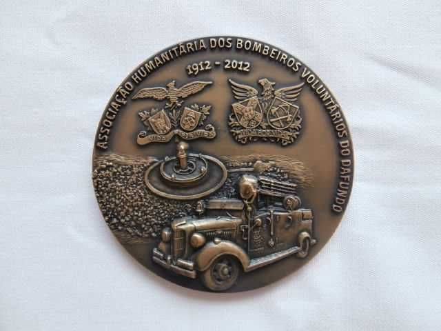 Várias medalhas de bombeiros