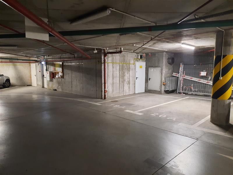 Wygodne miejsce postojowe w budynku Galerii Ursynów przy metrze Natolin