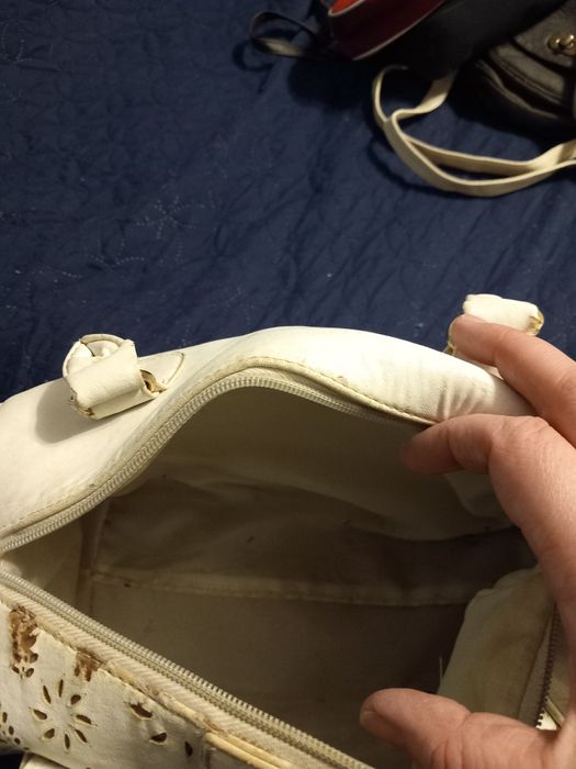 Biała torebka stan zadowalajacy do ręki