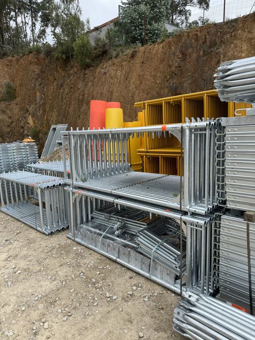 Andaimes europeu e tradicional