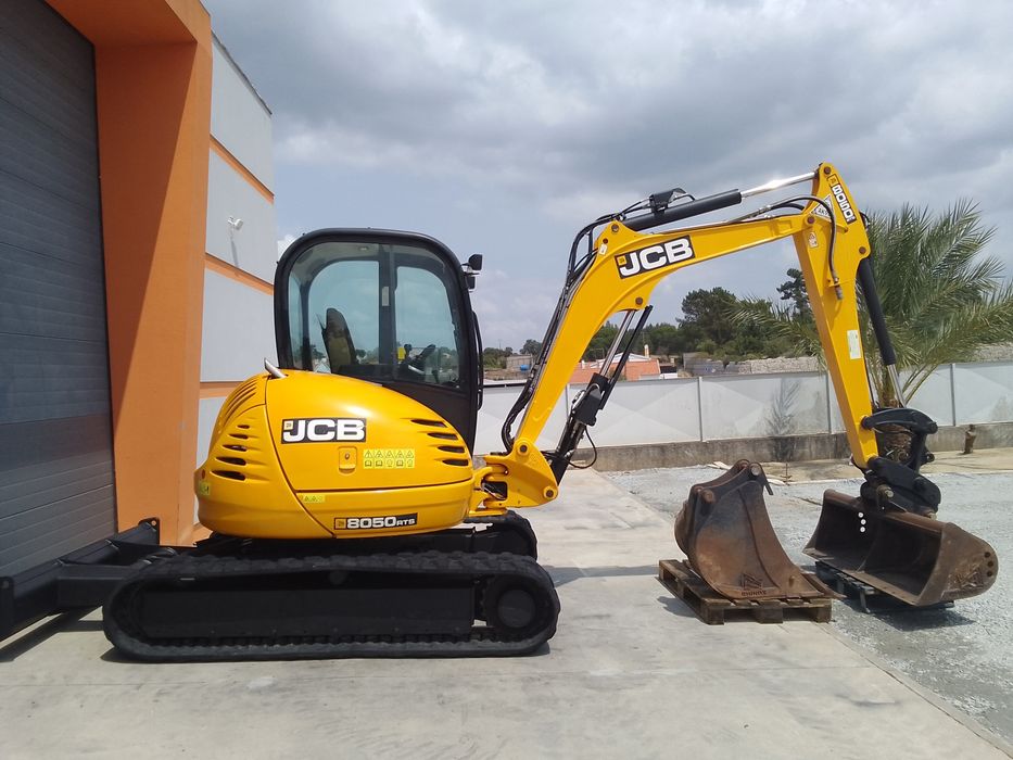 Mini giratória escavadora JCB 5T apenas ( 1671 h )