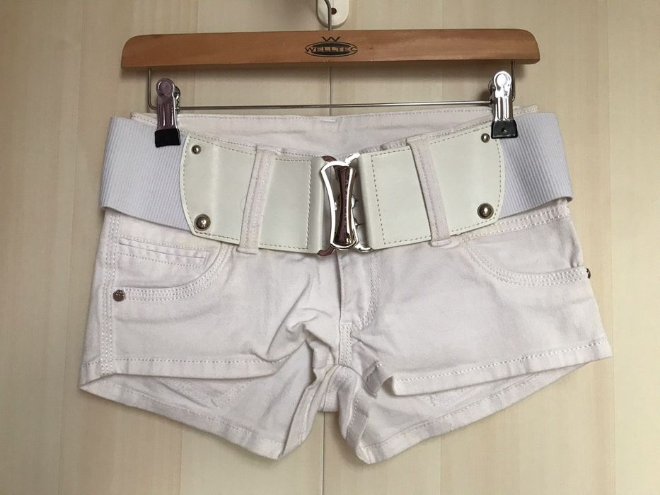Белые джинсовые шорты летние фирменные.