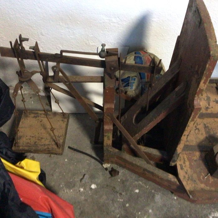 Balança antiga com respetivos pesos