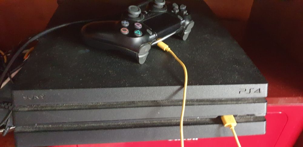 PlayStation 4 PRO  1 TB + comando original