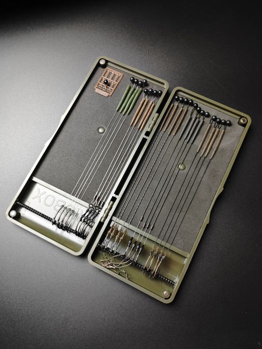 Piórnik pudelko Rigbox + 20 przyponów karpiowych #4 zestaw