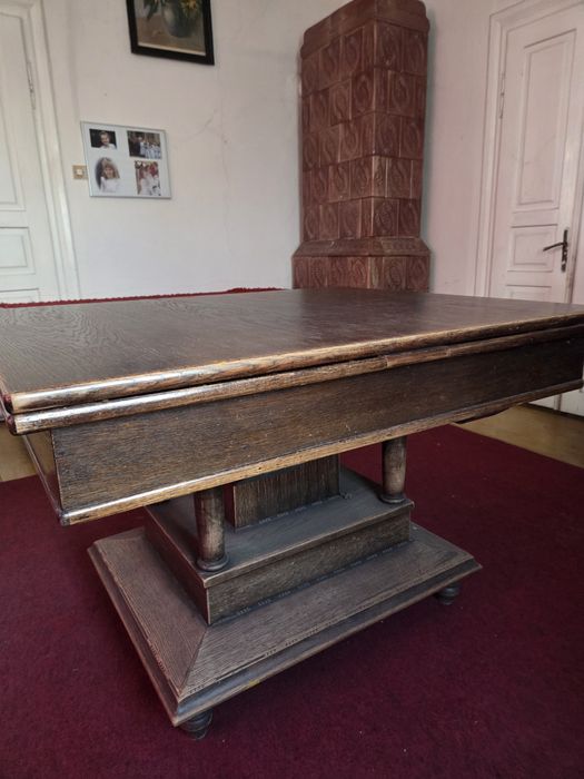 Zabytkowy drewniany stół