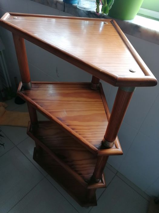 Móvel de canto em madeira