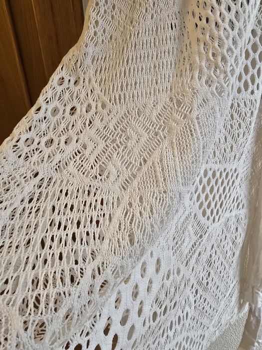 Vestido branco de praia Swimwear L
Cai cai e ata ao pescoco, perfeito para a praia ou piscina.