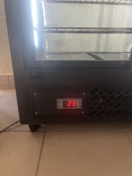 Холодильна Вітрина Кондитерська Frosty Італія