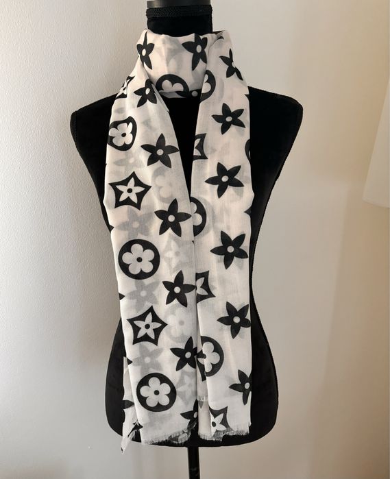 Encharpe nova branca com estampado em preto