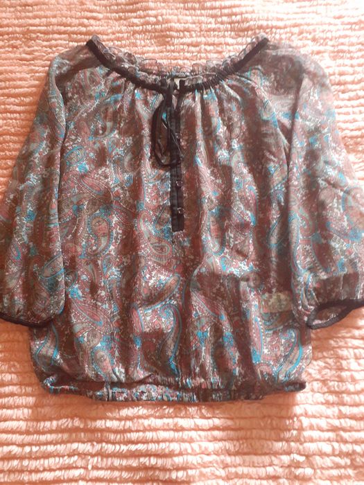 Blusas de Flores Bershka e LA Redout
