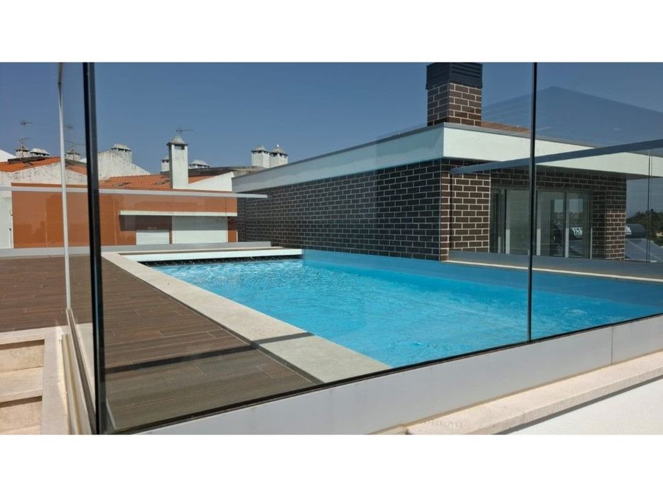 Apartamento T3 com varanda, garagem fechada em condomínio com piscina