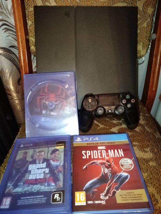 Продам PS4  в хорошем состоянии