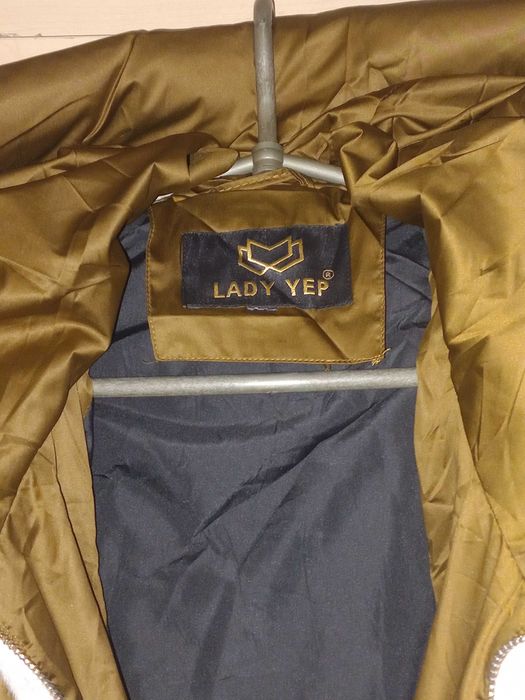 Куртка жіноча зелена з хутряними вставками