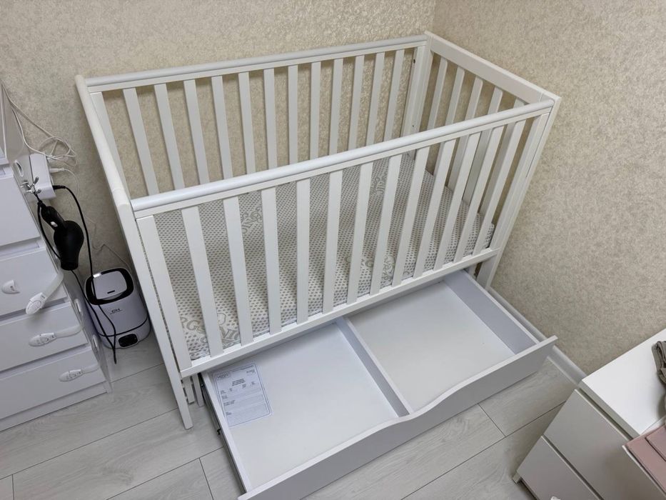Детская кроватка с маятником, натуральное дерево