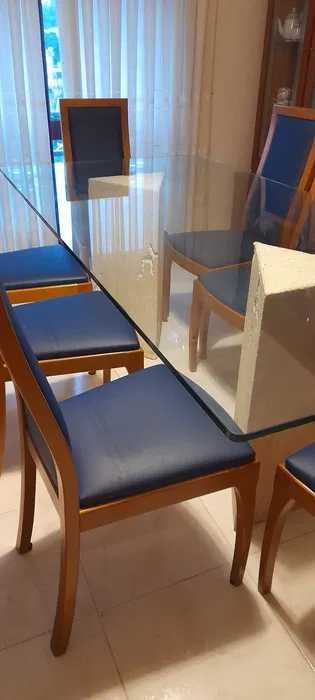Mesa de jantar e cadeiras