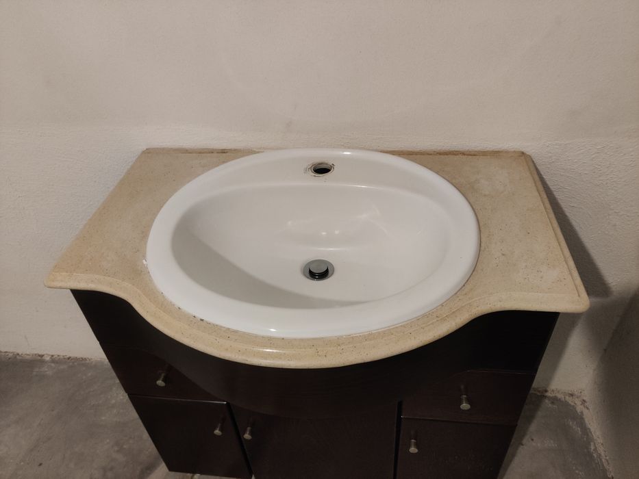 Móvel de 80 cm com lavatório cerâmico