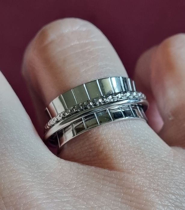 Anel prateado, em aço, muito elegante. Ajustável