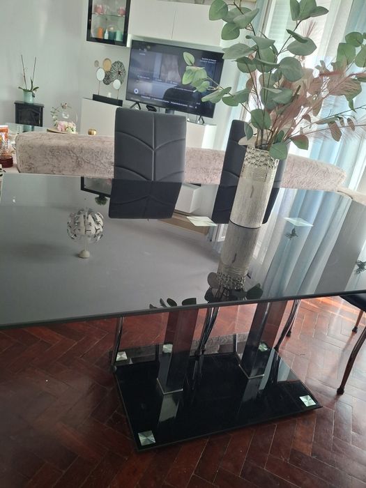 Mesa preta com 160m com por 90cm largar